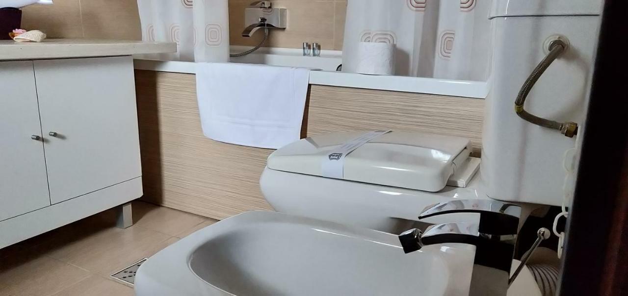 D&D Vila Villa Iasi Buitenkant foto